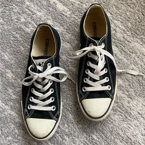 Black low converse men’s size 6 and women’s size 8